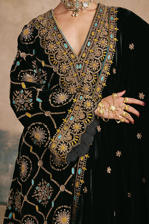 Nilofer Velvet Kurta Set 6