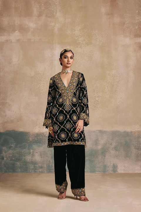 Nilofer Velvet Kurta Set 6