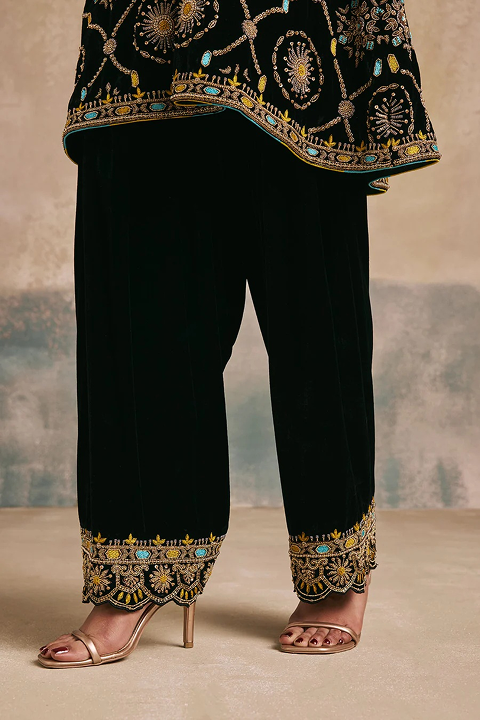 Nilofer Velvet Kurta Set 6